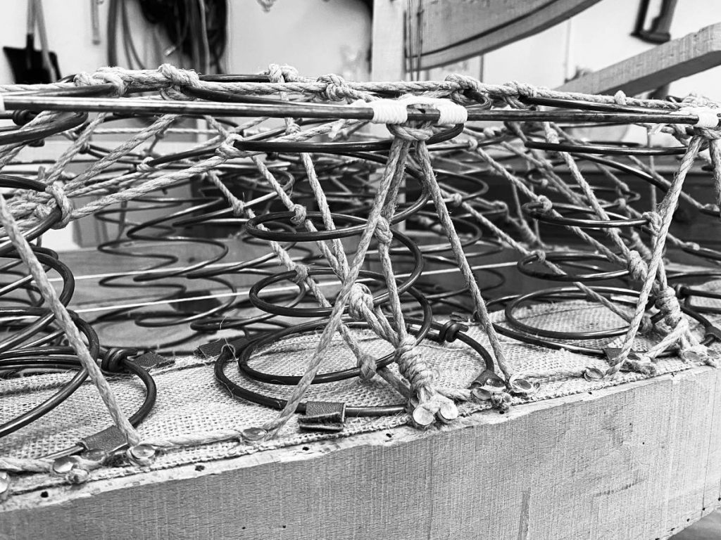 HDR Schnürung Vorderkante Sitz sesselsitz_schnuerung_vorderansicht_detail