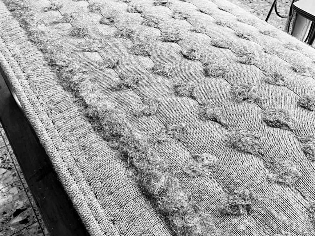 HDR Sofa Garnierstiche sitzfasson_mit_leiterstich_vorderstich_und_hinterstich_garniert